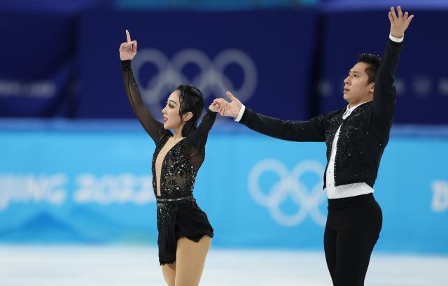 开云体育官网-中俄双人滑打响单项前哨战 俄组合“暗中观察”葱桶