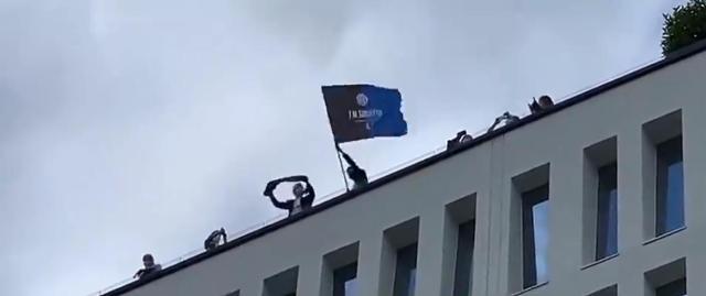 开云体育官网-张康阳挥舞国际米兰旗帜：感谢父亲，感谢莫拉蒂