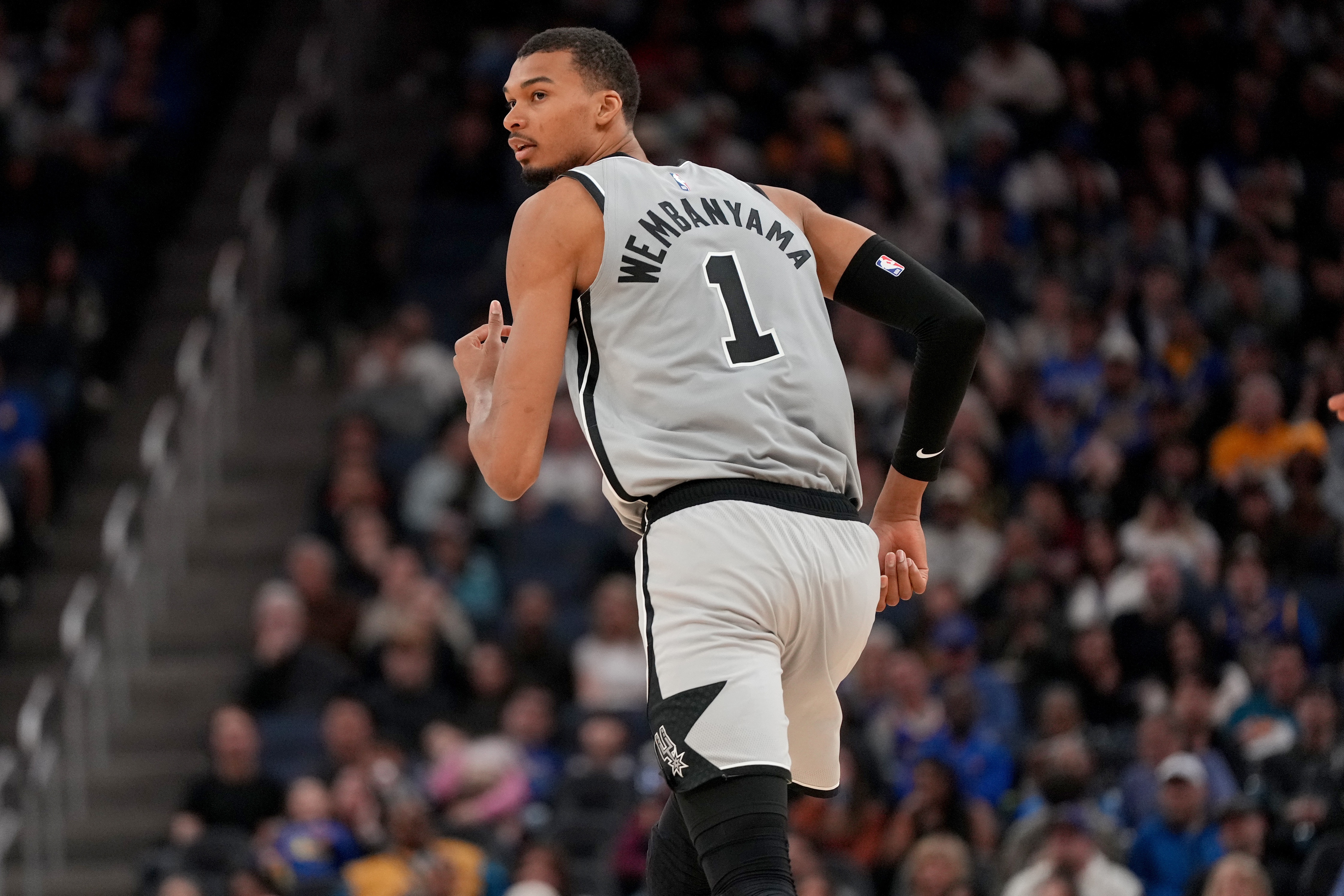 云开体育-米奇：没有文班伤情的最新消息 他能打完上半场是积极信号